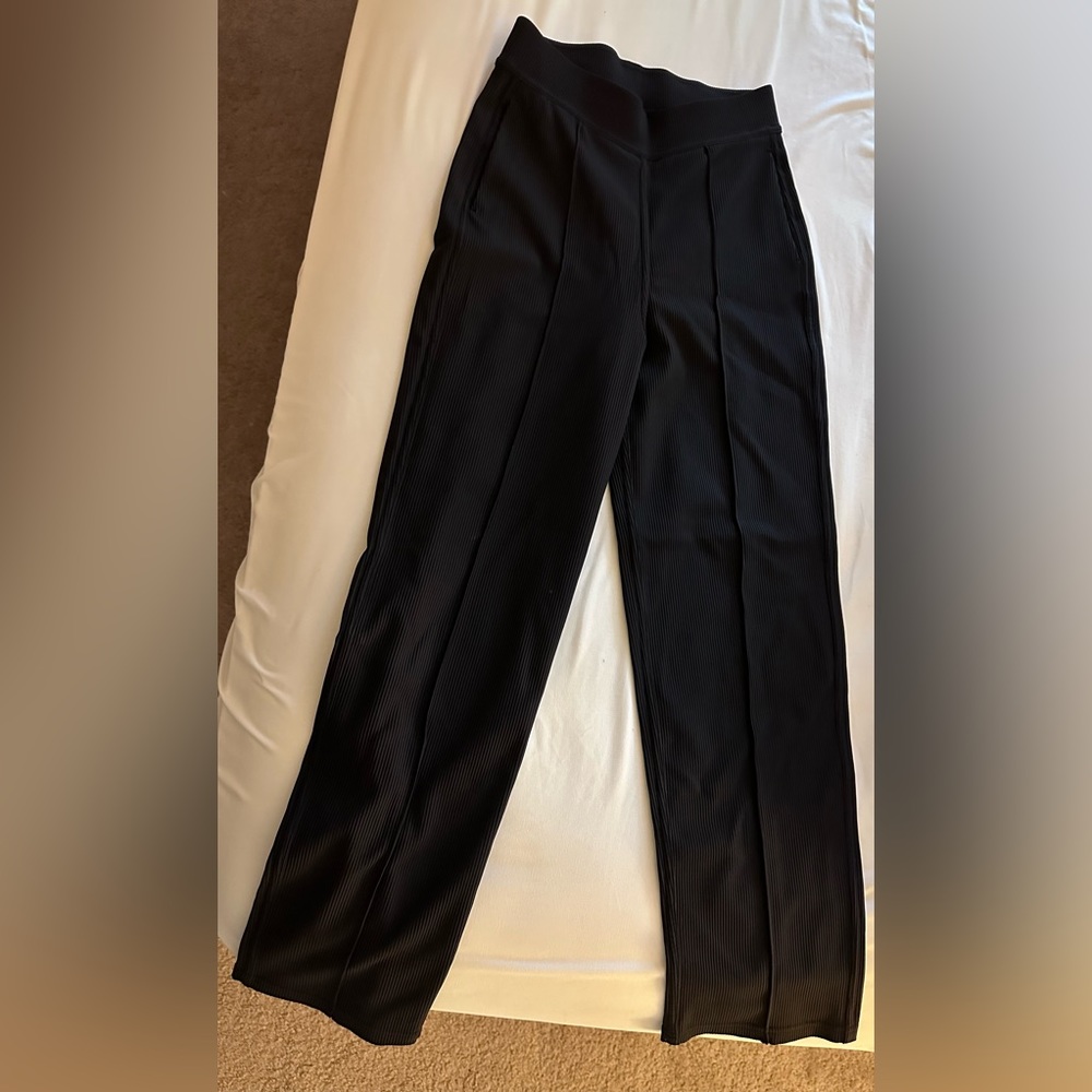 Lulu lemon athleisure pants with pockets size 2 (xs) worn twice